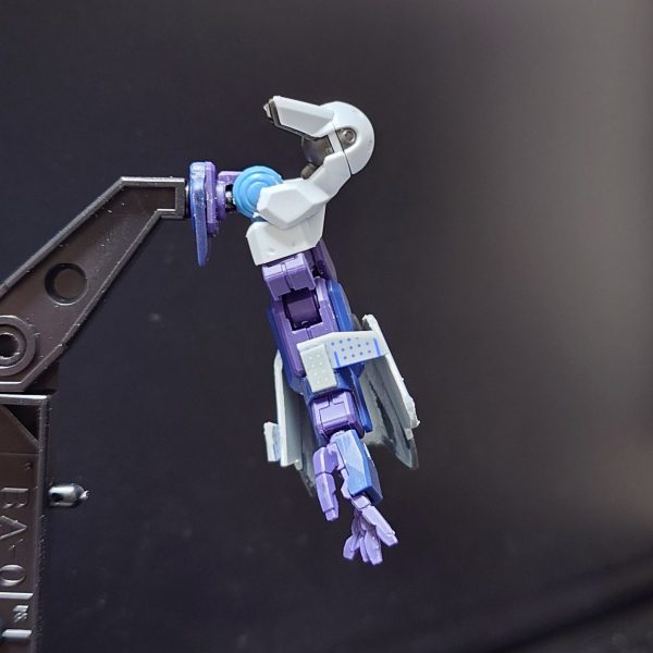 ウーンドウォートの腕部に姫袖風アーマーを取り付けました！こういう腕部がラッパ状に広がる袖のことを姫袖と言うらしいですね！姫袖の作成方法としてはSDEXデスサイズヘルの足裏をくり抜いてパテで埋めて平らにし、プラ板でパーツを延長して作成しています！肩部はジークアクスのパーツにウーンドウォートの関節を一部移植して作成していて、ジークアクス側の腕部との接続が凹、ウーンドウォート側の肩部との接続が凹になっているので3mmピンを使って接続しています！しっかりパーツ分けもできているので塗装に問題はありません〜！以上、本日の作業進捗でした！（2枚目）
