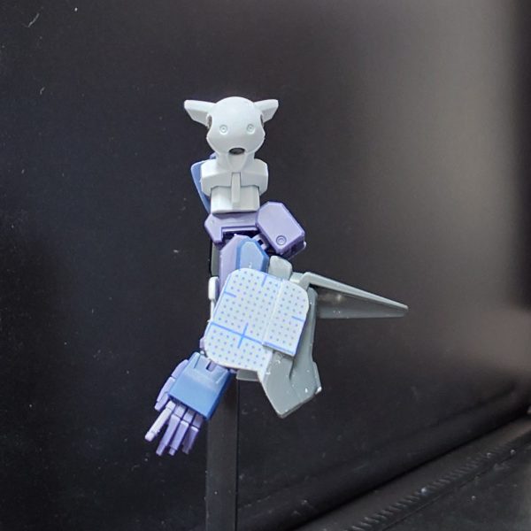 ウーンドウォートの腕部に姫袖風アーマーを取り付けました！こういう腕部がラッパ状に広がる袖のことを姫袖と言うらしいですね！姫袖の作成方法としてはSDEXデスサイズヘルの足裏をくり抜いてパテで埋めて平らにし、プラ板でパーツを延長して作成しています！肩部はジークアクスのパーツにウーンドウォートの関節を一部移植して作成していて、ジークアクス側の腕部との接続が凹、ウーンドウォート側の肩部との接続が凹になっているので3mmピンを使って接続しています！しっかりパーツ分けもできているので塗装に問題はありません〜！以上、本日の作業進捗でした！（3枚目）