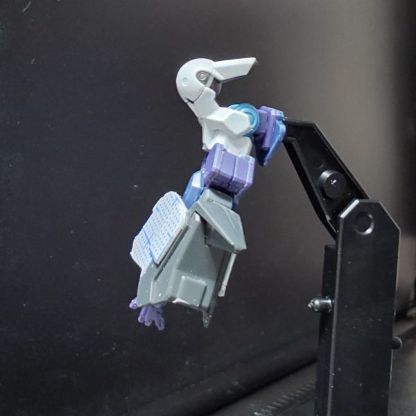 ウーンドウォートの腕部に姫袖風アーマーを取り付けました！こういう腕部がラッパ状に広がる袖のことを姫袖と言うらしいですね！姫袖の作成方法としてはSDEXデスサイズヘルの足裏をくり抜いてパテで埋めて平らにし、プラ板でパーツを延長して作成しています！肩部はジークアクスのパーツにウーンドウォートの関節を一部移植して作成していて、ジークアクス側の腕部との接続が凹、ウーンドウォート側の肩部との接続が凹になっているので3mmピンを使って接続しています！しっかりパーツ分けもできているので塗装に問題はありません〜！以上、本日の作業進捗でした！（4枚目）