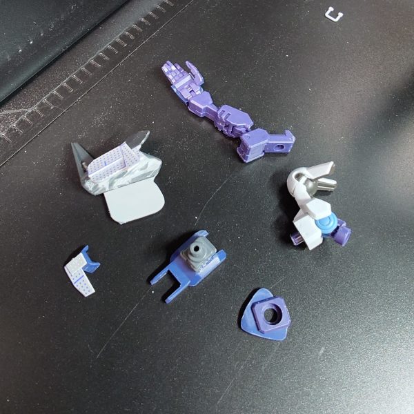 ウーンドウォートの腕部に姫袖風アーマーを取り付けました！こういう腕部がラッパ状に広がる袖のことを姫袖と言うらしいですね！姫袖の作成方法としてはSDEXデスサイズヘルの足裏をくり抜いてパテで埋めて平らにし、プラ板でパーツを延長して作成しています！肩部はジークアクスのパーツにウーンドウォートの関節を一部移植して作成していて、ジークアクス側の腕部との接続が凹、ウーンドウォート側の肩部との接続が凹になっているので3mmピンを使って接続しています！しっかりパーツ分けもできているので塗装に問題はありません〜！以上、本日の作業進捗でした！（5枚目）