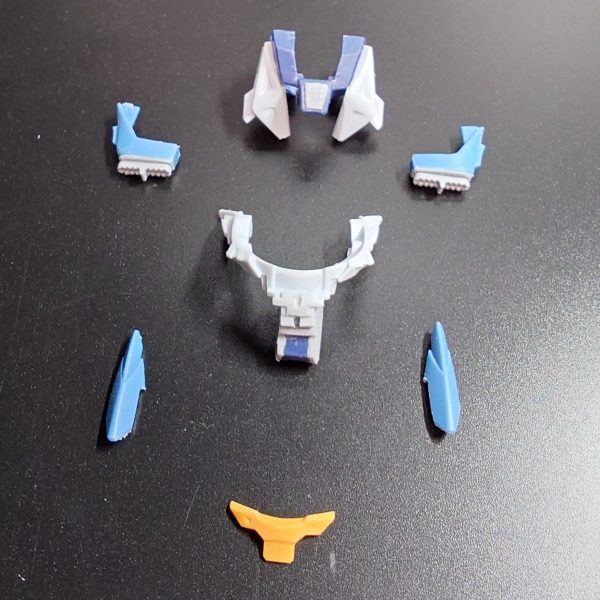 いよいよ胴体の改造に着手しました！ウーンドウォートに着せるような感じで、ウサミミフードとのドッキングや腕部、脚部とのデザインの親和性を考えて前掛けのような形のアーマーを作成していますパーツ分けもなかなか上手くいきましたね！(写真有り)胴体にカットソー入れるのはかなり緊張しました💦これで残る未改造箇所は頭とフロントアーマーですねその後はバックパックを再度改修して、武器の作成に取り掛かろうと思います！今現在のウサミミウーンドウォートの全身像写真も置いてますので是非ご覧ください〜！本日の進捗でした！（3枚目）