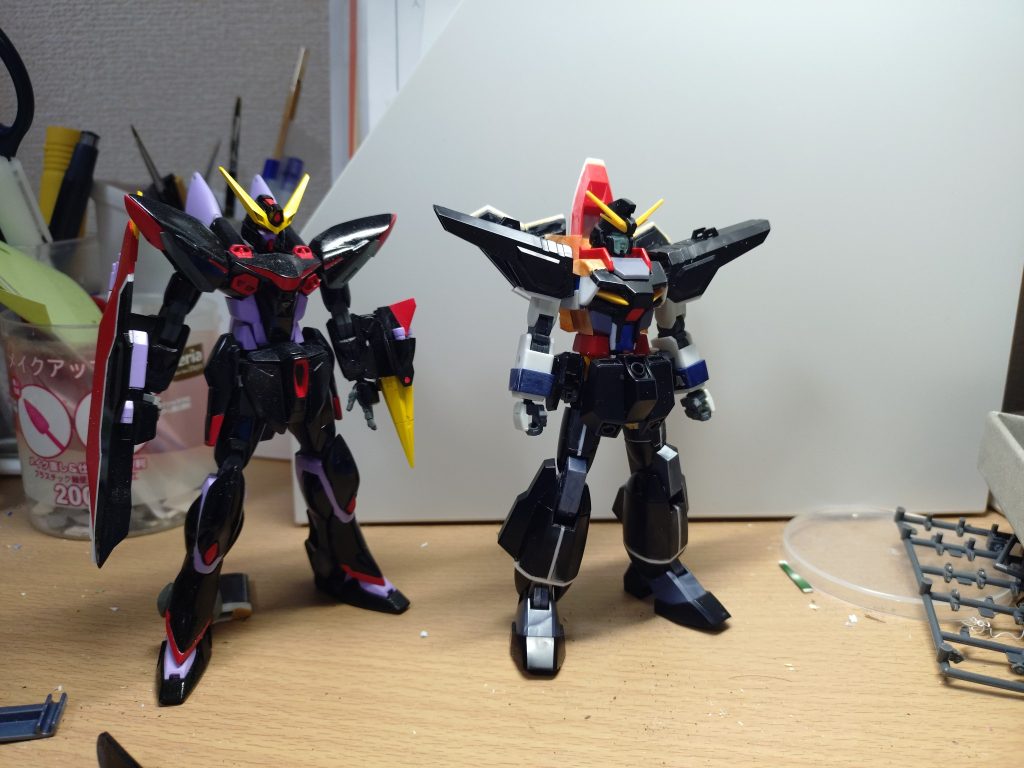 幅増しとミキシングの様子です。胴体はEGガンダム 、肘関節はダガーLです。フルメカニクスを参考に脚部の幅増しをしました。バックパックもウイングや機首を延長しています。