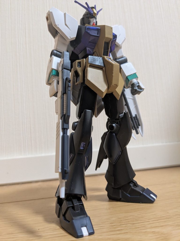 逆サイドあおりで１枚。&nbsp;色レシピは次の通り。白:成形色（腕、フェイス）+ニューホワイト（マーカー塗装。手首、つま先）紫:パープル（アンテナ、脇腹）、メタリックバイオレット（マーカー塗装。ダクト関係）黒:成形色（胴体、スリッパなど）、ティターンズブルー１（頭部、脚、腰など）緑:エメラルドグリーン（袖）金:ガンダムゴールド（マーカー塗装。アンテナ中央など）ベージュ:サンドイエロー（体中央、スカート）オレンジ:メタリックオレンジ（カメラ関係）