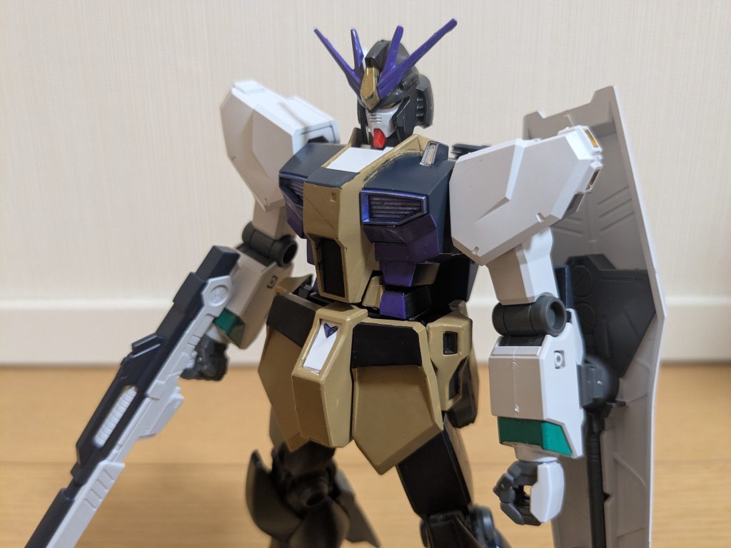 バストアップで１枚。シンプルでシックな感じのνガンダムだけど、ちゃんと酒寄颯馬さんに寄ってるのではないでしょうか。