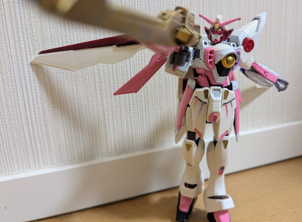 羽を開いて、バスターライフルを構えて１枚。バスターライフルは彼女のかき混ぜ棒をイメージして、銃身をゴールド、グリップや下のアクセント部分をピンクにしてあります。