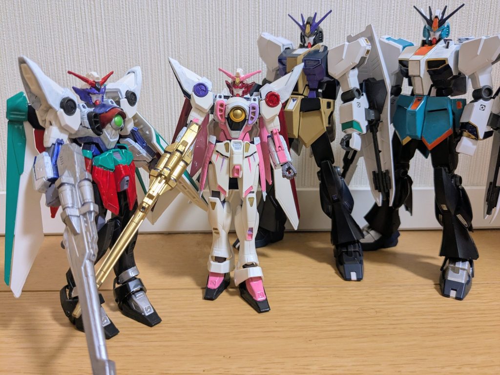 最後に、ここまで作成した３機と一緒に１枚で締めです！渚トラウトさんνガンダムも、胸部下部のロイヤルブルーの面積を増やして、よりそれっぽくなったかな〜と自負しとります（笑）いい感じにベリーさんの個性を出せたかな〜と満足したところで、本日投稿させていただきました！Specialeイメージのガンダムもあと残すところお一人。手に入れ次第、作っていきたいと思っておりますので、もう少々お待ちください。以上、早乙女ベリーさんイメージカラーのウイングガンダムでした！ご覧いただき、ありがとうございました！！