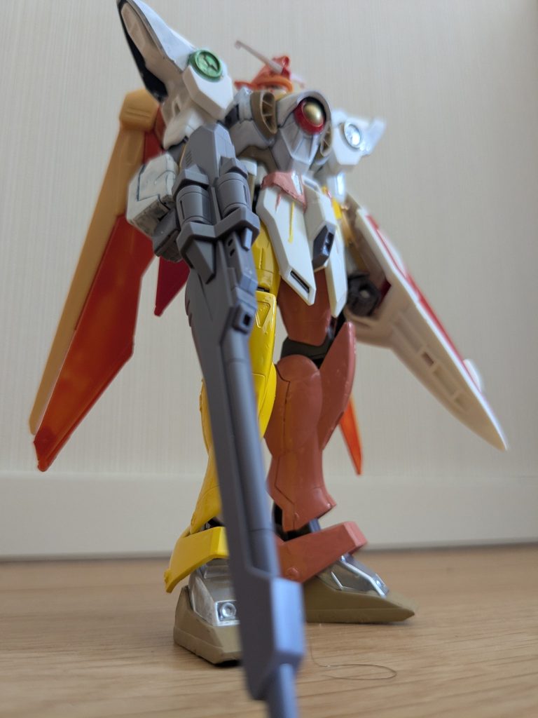 逆サイドあおりで１枚。両足全然違う色ってのもある意味挑戦でしたね〜。フブキエクシアも色違ったけど、あれは白と黒だったからまだ統一感あってやりやすかったけど、今回は黄色と赤だから冒険でしたね（笑）あとは脚の色。本人の画像を見るともっと赤っぽいんですけど、若干ピンクがかった赤なんですよね。で、家で色々考えてたらもうシャアピンクのイメージが強くなりすぎて、そのままシャアピンクのみで塗装した次第です。塗ってみたら意外にそれっぽくなってて良かった良かった！