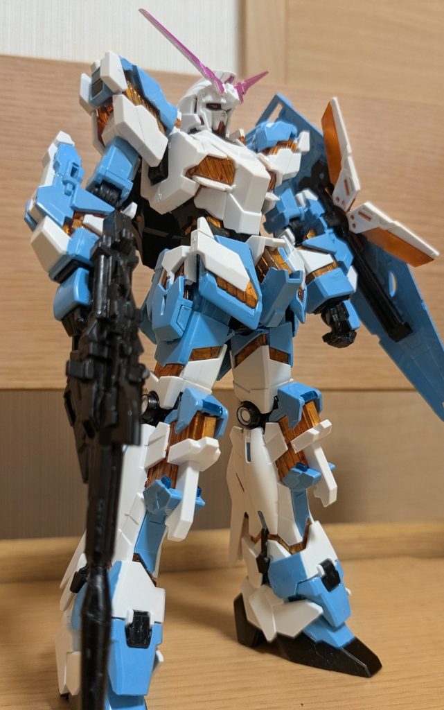 逆サイドからあおりぎみに１枚。色レシピは次の通り。白:成形色+ニューホワイト（マーカー塗装。アンテナ、関節基部等）水色:ライトブルー（本体色）オレンジ:メタリックオレンジ（マーカー塗装。サイコフレーム）黒:ガンダムブラック（マーカー塗装。関節、ビームマグナム等）青:コスモメタブルー（マーカー塗装。膝ポイント、足首関節）ピンク:メタリックピンク（マーカー塗装。アンテナ、カメラ関係）今回はスカイブルー以外はすべてマーカー塗装。アンテナのピンクはルブリスピンクにするか悩んだんですが、千速バンシィと並べたときのことを考え、メタリックにしました。