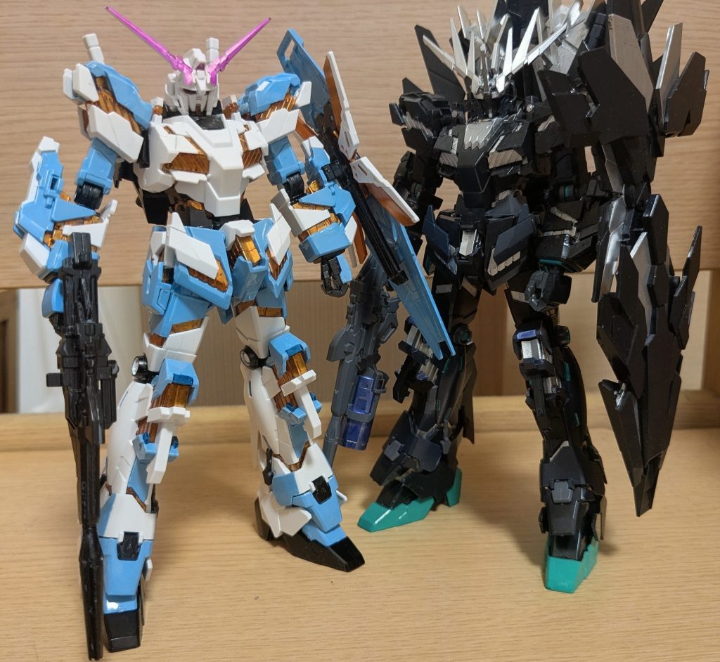 以前作った千速バンシィと１枚。ユニコーン系の白と黒。やっぱりこの２体ですね。彼女の最近のイメージだとヴィヴィと一緒って気もしますが、FLOWGROWのガンダムはまだ千速だけなのでこれで。いずれヴィヴィのガンダムが出たら作って並べるか（笑）