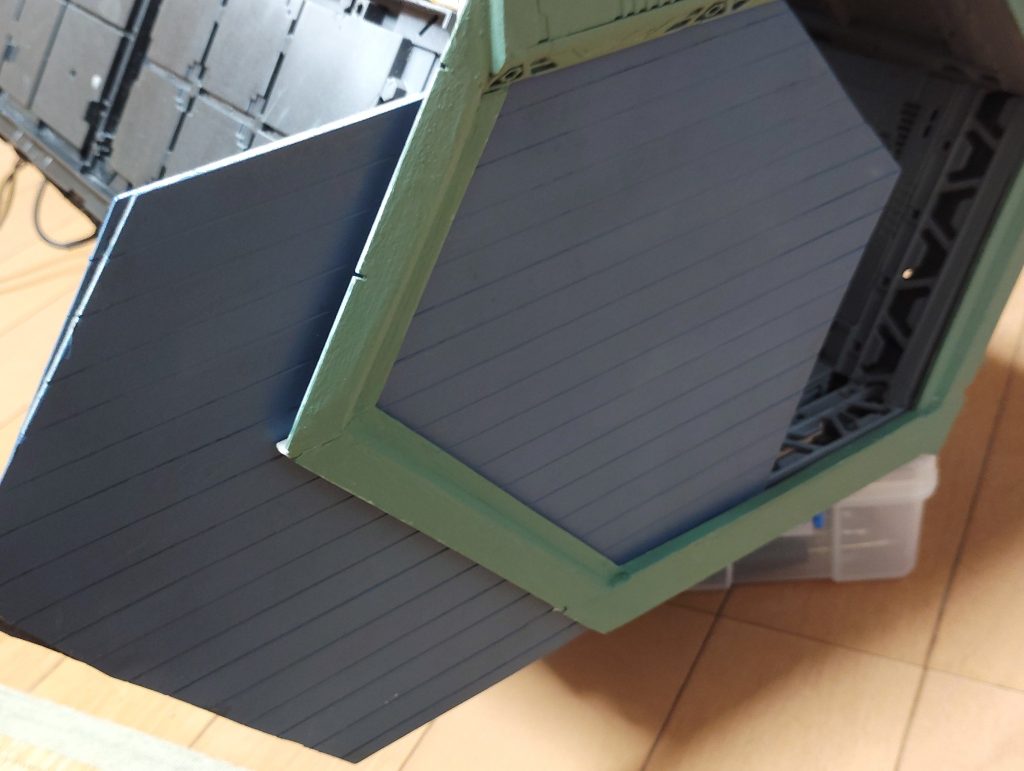 謎ハッチは横にスライドで開きます