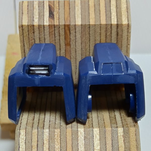 ジムクゥエルの肩アーマーにあるダクト部（？）を開口して手持ちのディテールアップパーツを投入したのですが、これって言わなきゃ気付かないかなー😅写真右が開口部無加工状態ですミリタリー系のディテールアップパーツでメッシュのモノがあるのでそれを買って使おうかと思ったんですが、アレって結構高級なんですよねぇ💧自分の趣味は自分の小遣いでやりくりしてるので手持ちのディテールアップパーツとプラ板でそれっぽく見えるようにしましたボールジョイント接続に変更したので肩の関節部分もディテールアップしました😆（3枚目）