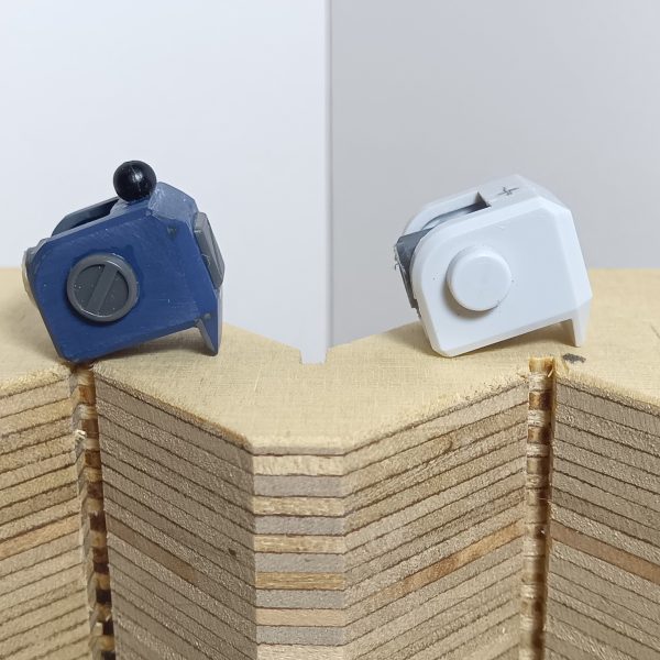 ジムクゥエルの肩アーマーにあるダクト部（？）を開口して手持ちのディテールアップパーツを投入したのですが、これって言わなきゃ気付かないかなー😅写真右が開口部無加工状態ですミリタリー系のディテールアップパーツでメッシュのモノがあるのでそれを買って使おうかと思ったんですが、アレって結構高級なんですよねぇ💧自分の趣味は自分の小遣いでやりくりしてるので手持ちのディテールアップパーツとプラ板でそれっぽく見えるようにしましたボールジョイント接続に変更したので肩の関節部分もディテールアップしました😆（4枚目）