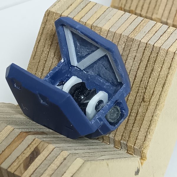 ジムクゥエルの肩アーマーにあるダクト部（？）を開口して手持ちのディテールアップパーツを投入したのですが、これって言わなきゃ気付かないかなー😅写真右が開口部無加工状態ですミリタリー系のディテールアップパーツでメッシュのモノがあるのでそれを買って使おうかと思ったんですが、アレって結構高級なんですよねぇ💧自分の趣味は自分の小遣いでやりくりしてるので手持ちのディテールアップパーツとプラ板でそれっぽく見えるようにしましたボールジョイント接続に変更したので肩の関節部分もディテールアップしました😆（5枚目）