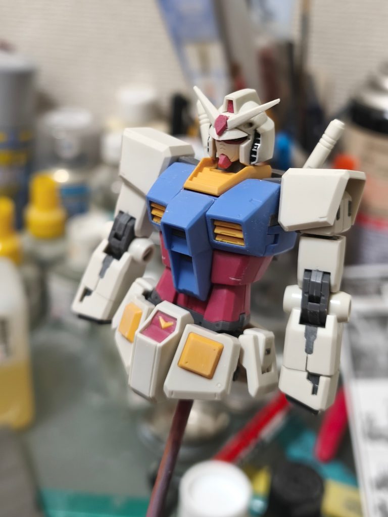 製作に至っては特別たいしたことしてなくて、ただ一体成型パーツが多いのでけっこうヒケが目立つ？100均で買った600番と1000番のステックヤスリを全体にかけてフラットにして粗目のコンパウンドかけてます。ちな、額の赤いパーツが紛失しちゃったんでランナーを削り出してそれらしくしてます。