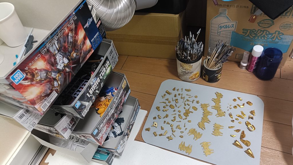 作品名：これも詰みプラ<p>塗装待ちの山… 古い物は１年以上待たされてるという怪異。 なお、詰みすぎてネタに走ることもあるという。</p>

