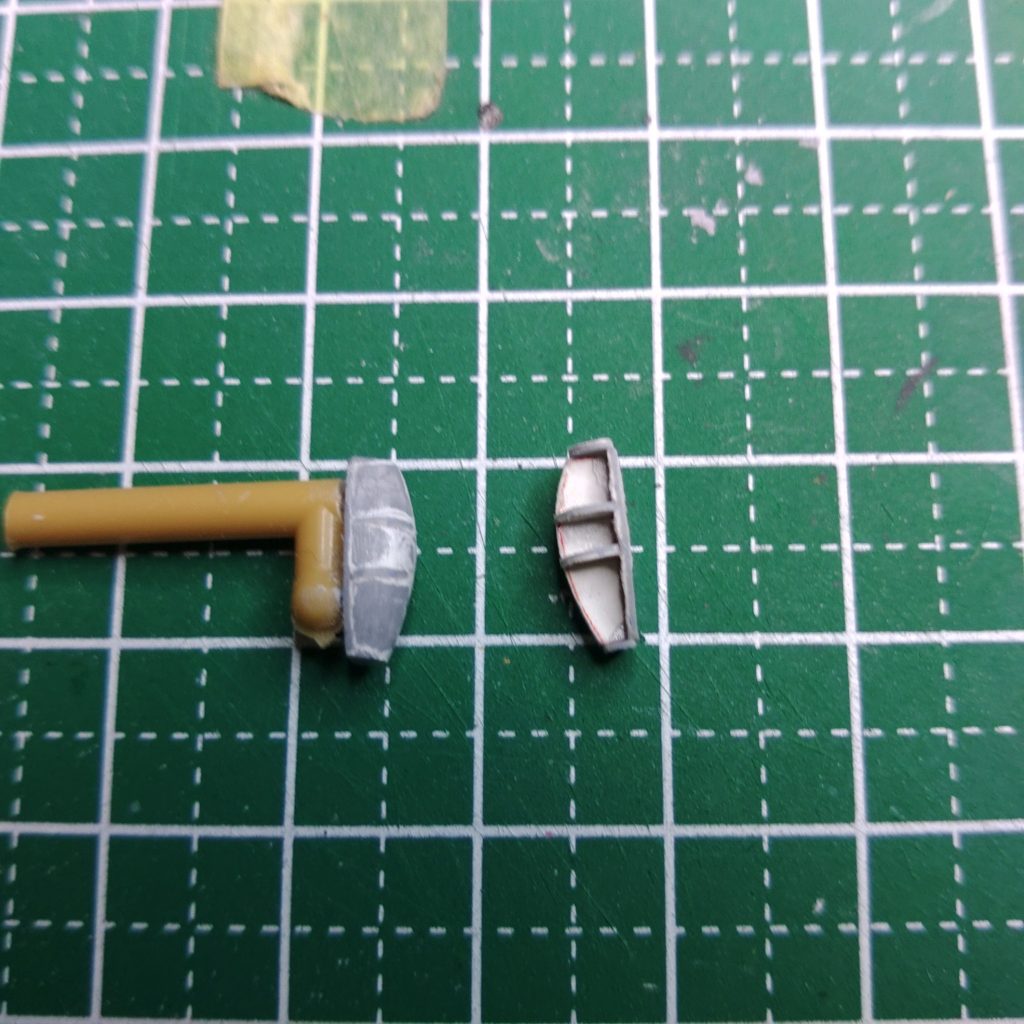 膝アーマープラ板で芯を作って、それをプラシートで､樽造りのように覆って、最後にパテで整形してます。