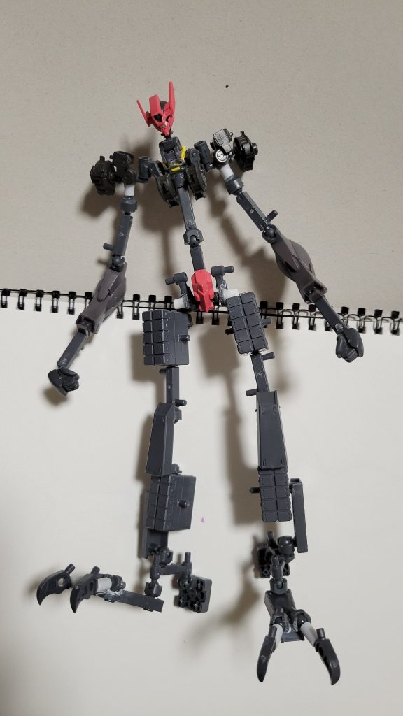 前面。フラウロスをベースに色々くっつけたり穴あけしたりしました。モチーフはバルバトスアダプトをネットの画像を見ながら(接着したのにとれたりしたけど)作りました。後はルプスレクスをもモチーフに。両肩にはリベイクフルシティのリベイクを接続してます。