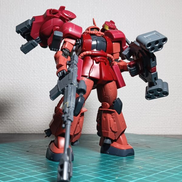 やっとこさ加工終わ。(zaku-kao4)簡単な筋彫りと武器の短縮、バックパックパーツの複製が主な加工ですな。モノアイはピンバイスで穴開けて、クリアパーツはめ込みのパワープレイ。（2枚目）