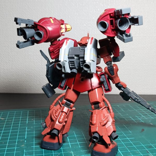 やっとこさ加工終わ。(zaku-kao4)簡単な筋彫りと武器の短縮、バックパックパーツの複製が主な加工ですな。モノアイはピンバイスで穴開けて、クリアパーツはめ込みのパワープレイ。（3枚目）