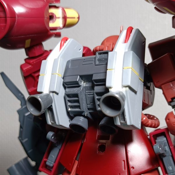 やっとこさ加工終わ。(zaku-kao4)簡単な筋彫りと武器の短縮、バックパックパーツの複製が主な加工ですな。モノアイはピンバイスで穴開けて、クリアパーツはめ込みのパワープレイ。（4枚目）