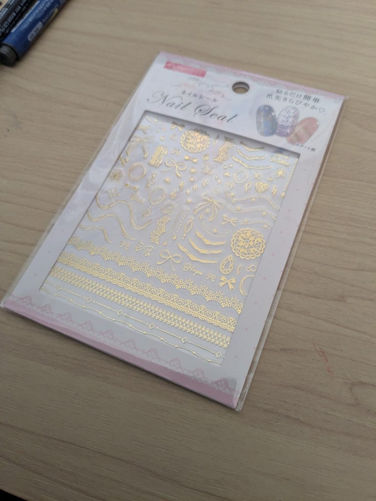 今回も、100均のネイルシールを使ってエレガントに……。