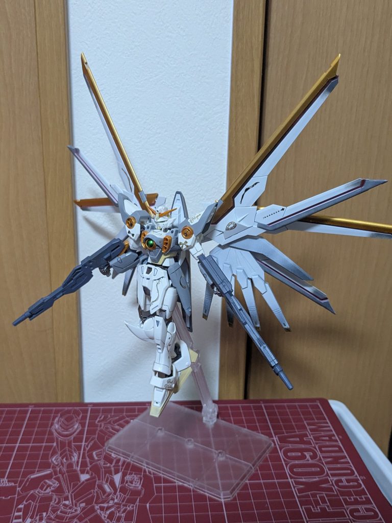 ネットで見たメタルコンポジットのスノーホワイトプレリュードの写真と同じようなポーズをとらせました。様にはなっているかな……？