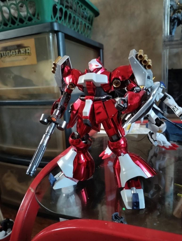 ガンダムマーカーのロイヤルメタレッドが余っていたので使ってみたいなぁと思いコレをエアブラシで吹きました。この時はいい感じじゃんと納得していましたが、ガンダムマーカーのメタリック系に光沢トップコート吹いたら変色することを知らずやってしまい予想の斜め上の明るい色調に…ガンダムマーカー用の光沢クリアで吹けば大丈夫だったようですがまぁ仕方ないので教訓にします_φ(･_･