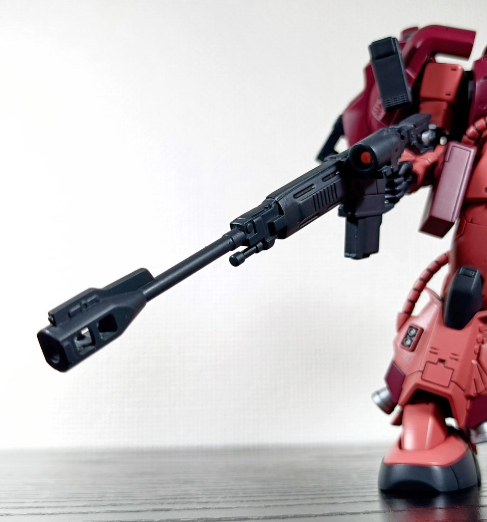 ORIGIN版ザクをベースにするということで、ロングライフルを対艦ライフルに交換。そのままでは長すぎるので短縮と、スコープのパーツを一つ外し、3mmランナーを差し込んでスコープ化。