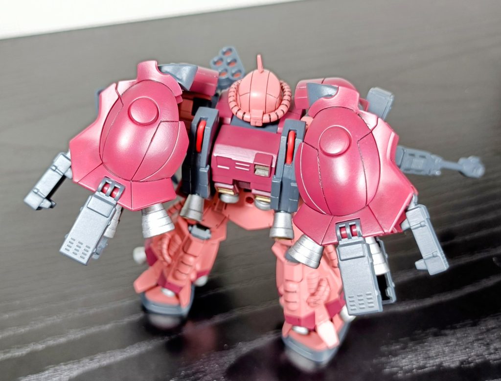 肩部装甲については、ORIGIN版ザクのシールド側の肩を2つ使い、3mm穴を空けボールデンアームズのボールジョイントで接続してます。ここのスジ彫りはRGザクのふくらはぎを参考にしてます。