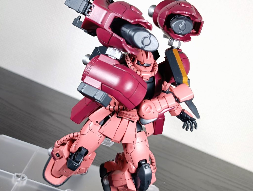 やはりよく動くキットではありますので、アメイジングなポージングが決まりますね。(ごく短時間ではありますが…、色々重いからね…。)(zaku-kao4)