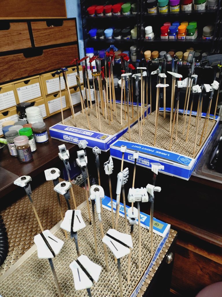 いつも、夢中で制作工程は写真を撮れないのですが制作工程です。やはり、スジボリは苦労しますが、パネルラインのデザインが一番悩むので時間がかかる。ましてRG風に同系色の調色と塗分は、マスキングでまた手間がかかりました。この写真では。苦労が出てないですね。