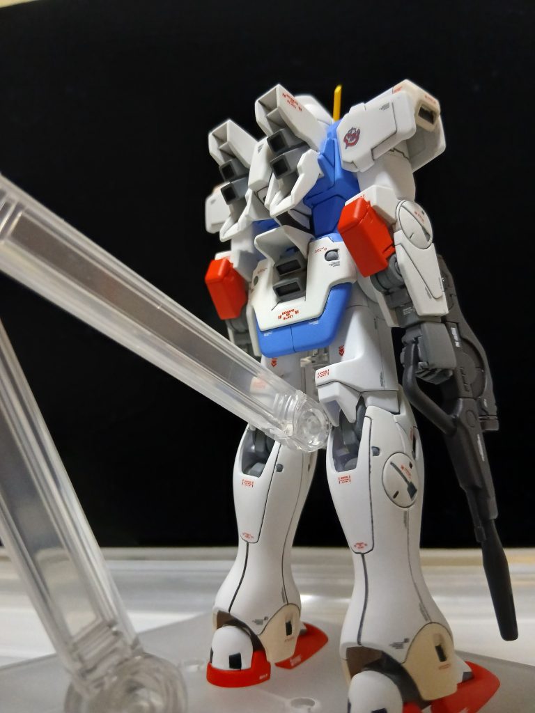 顔、腕、背面の噴射口、ハードポイント、ライフルがHGUCです。手はF91。膝と肘間接はV 2。お粗末様です。