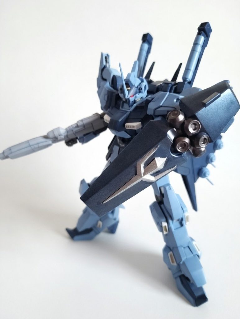 シールドはバウのモノと同じ仕様とのことです。ガンダムマーカーエアブラシでマスキングもせずにやっつけ塗装したシールドです💦😅エンブレム塗装だけはマスキング貼りました(^_^;)