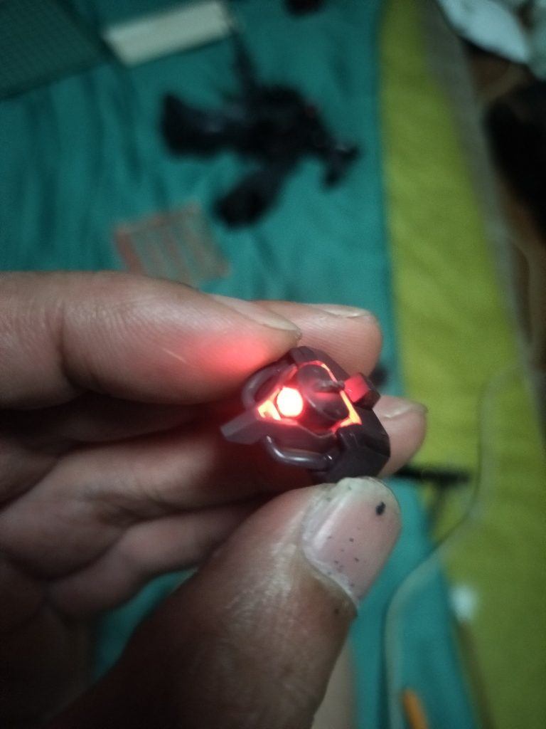 モノアイをLED電飾加工しています。メッサーのモノアイレール部分は仕込みやすかったので少し奥に入れて瞬着で固定、Hアイズで穴は塞いでます。