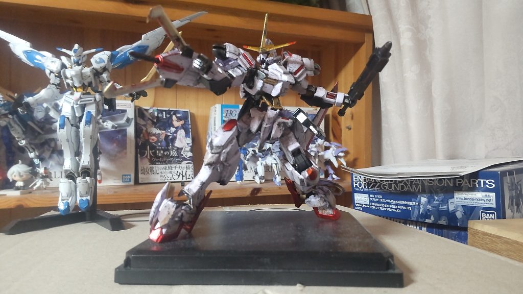 前作のバエルと一緒に。ホワイト＋レッド、ホワイト＋ブルー、地と天という感じで並べるといい感じ。こちらは脚部スラスターとリアアーマーの裏側を塗りつぶす前の写真です。汚すと余計に目立ちますね。