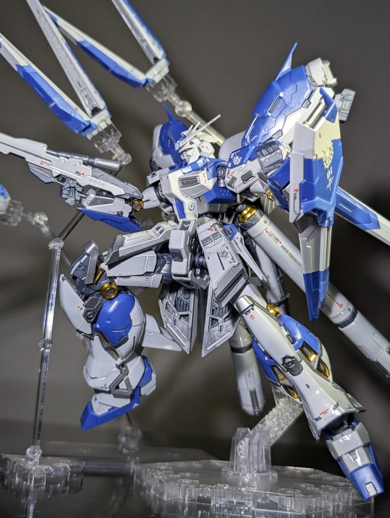 普通のνガンダム同様、ポージングもカッコ良く決めれて良いんですが、個人的には金パーツの綺麗さが気に入ってます！