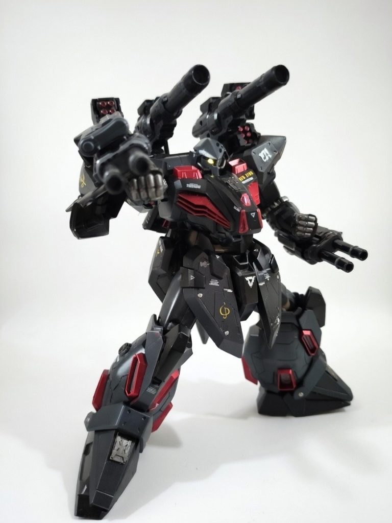 砲撃構え①前2作で使用していたモノアイLEDをポージング取ってたら配線を切ってしまったので手持ちの緑のLEDに交換してます💦赤いLEDは使い切ってしまったのでまた仕入れなければです😅