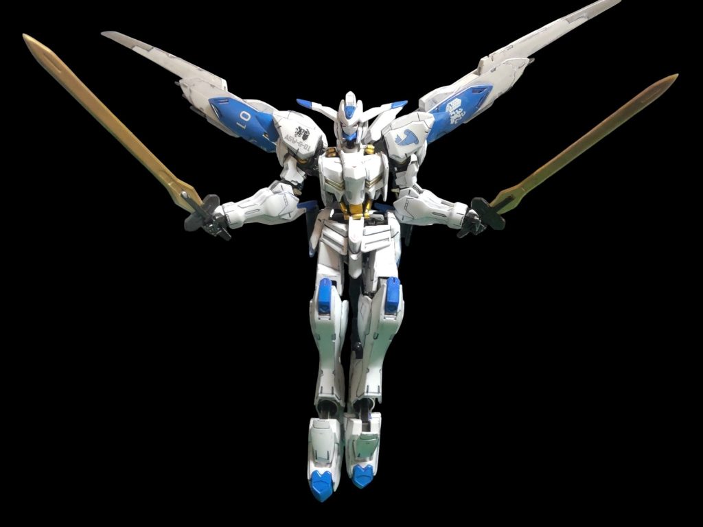 ASW-G-01 ガンダム・バエルギャラルホルン本部に封印されていたガンダム・バエルを300年の眠りから目覚めさせたマクギリスは、本機に最低限の戦化粧だけして最終決戦に臨んだ。生まれや育ちに左右されない、純粋な力のみによる競争によって優劣が決まる世界こそが正しいと信じて。&nbsp;当初は、汚しをやるつもりはなかったのですが、バインダーの塗装ミス、表面処理が甘くて墨入れをうまく拭き取れない、などミスが重なって汚くなってしまったため、リアルタッチマーカーでウォッシングしてごまかしてます。マクギリスの生い立ちや思想的に、ファリド家の紋章とセブンスターズのみのマークは好まないだろうと考え、一切使用していません。コーションマークも胸部の赤い△だけです。公式設定的にも、バエルはアグニカが搭乗していた当時のまま改修されずに安置されていたことに加え、劇中のバエルソードはアグニカが使っていたものではなく、グリムゲルデのヴァルキュリアソードを改修したものだったり、石動以外に有力な味方が陣営にいない状況でアリアンロッド艦隊に突撃することになったり、マクギリスには余裕が無かったことが伺えます。機体本体は歴戦のものでくたびれているはずで、マーキングもギャラルホルンの象徴であるバエルとわかる最小限で十分という解釈ができて、結果的には良かったなと思います。ガンダムフレームに中で唯一飛行能力を持っている機体ということもあり、スタンドで浮かせて目線より高い位置に飾るとよりバエル。