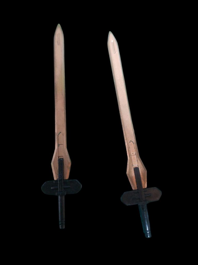 メイン武装のバエルソード。バエルソードを掲げて「バエルの下へ集え！」のシーンではオレンジ掛った輝き方をしていたのが印象的だったので、レッドゴールドで仕上げました。オリジナルのものではなく、グリムゲルデのヴァルキュリアソードをバエル用に改修したものということなので、あえてドライブラシはせず、打ちたてホヤホヤの感じに。アグニカが使った純正品なら、折れさえしなければ、キマリスヴィダールを駆るガエリオにも勝っていたかもしれませんね。