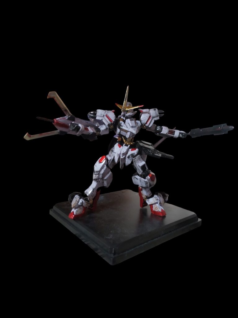 全体観。よく動くキットですが、ポーズをとっていたら肩関節が緩んでクラブシールドの重みに耐えられなくなってきました。脚部スラスターの裏側とリアアーマーの裏側は肉抜きが目立ったので、焼鉄色で塗りつぶし。ホワイト、ブラックは基本成形色のまま。