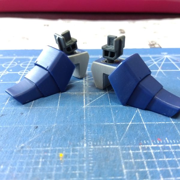 ドムの塗り分けをアプリで検討しながら、息抜きに次作の制作開始しました☺️ギャンとドラッツェのミキシング改造です！ちなみにドラッツェはユニコーン版です😁手始めにギャンの靴をハイヒール化しました👠ドムとかゲルググとは違って元々の形状がハイヒールっぽいのでやりやすい改造でしたねw（3枚目）