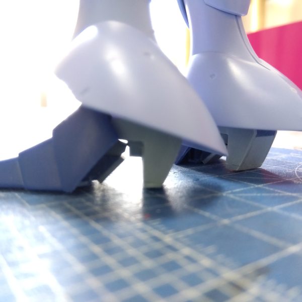 ドムの塗り分けをアプリで検討しながら、息抜きに次作の制作開始しました☺️ギャンとドラッツェのミキシング改造です！ちなみにドラッツェはユニコーン版です😁手始めにギャンの靴をハイヒール化しました👠ドムとかゲルググとは違って元々の形状がハイヒールっぽいのでやりやすい改造でしたねw（4枚目）