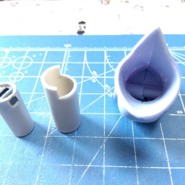 先日ちょろっと投稿したギャン靴のハイヒール化の続きです☺️制作イメージに合わせて脚部の裾をバッサリカット！脚内の邪魔なダボもカット、10mmと8mmのプラパイプを画像②のように加工して、画像③のように取り付けられるようにしました！いや〜やっぱり改造って楽しいですね(zaku-kao2)（2枚目）