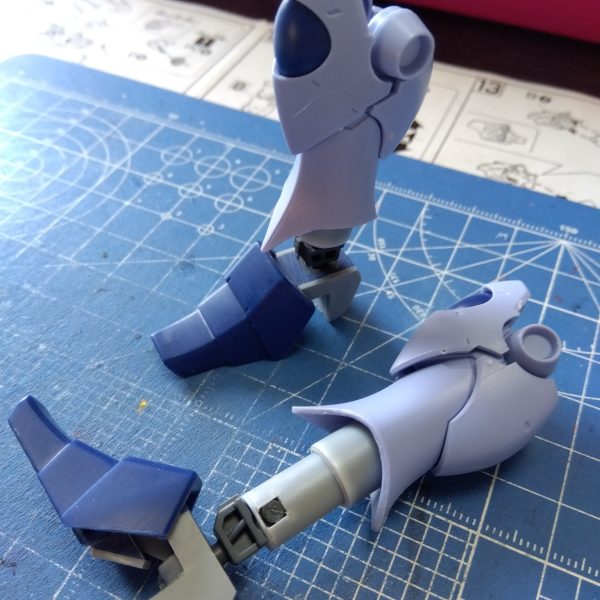 先日ちょろっと投稿したギャン靴のハイヒール化の続きです☺️制作イメージに合わせて脚部の裾をバッサリカット！脚内の邪魔なダボもカット、10mmと8mmのプラパイプを画像②のように加工して、画像③のように取り付けられるようにしました！いや〜やっぱり改造って楽しいですね(zaku-kao2)（3枚目）