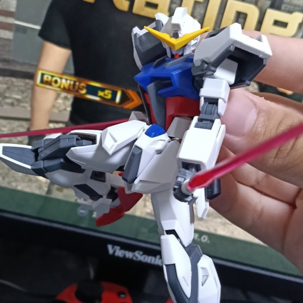 ストライクのマスクをヤスリで削ってへの字スリットのモールドを無くしてみました、あとは顎周りを少し切り落としてマスク自体の小型化も写真の5枚目はヘルメットの頬当ての下側を削ってみたやつですね（2枚目）