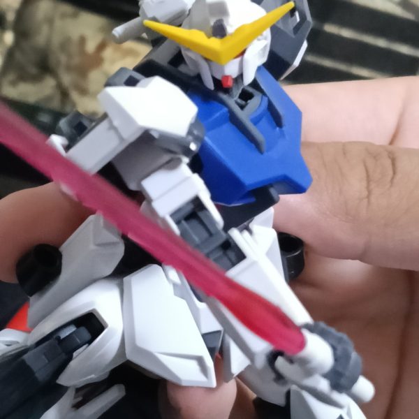 ストライクのマスクをヤスリで削ってへの字スリットのモールドを無くしてみました、あとは顎周りを少し切り落としてマスク自体の小型化も写真の5枚目はヘルメットの頬当ての下側を削ってみたやつですね（3枚目）
