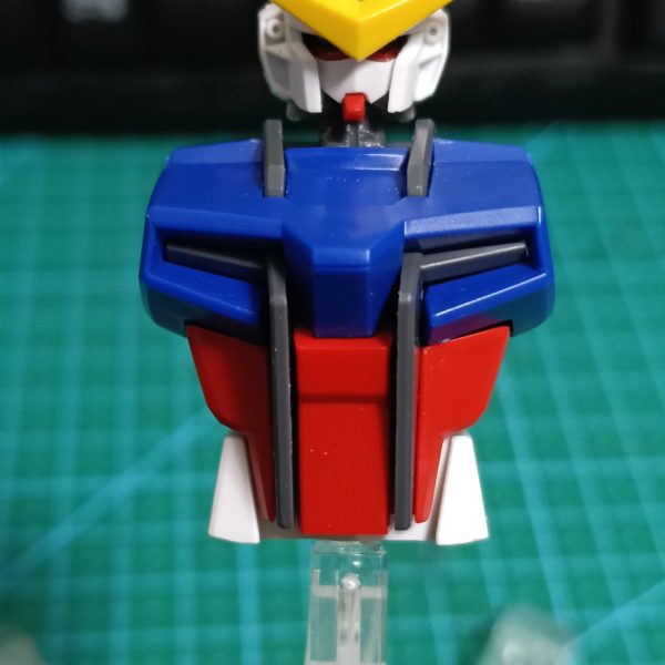 ストライクのマスクをヤスリで削ってへの字スリットのモールドを無くしてみました、あとは顎周りを少し切り落としてマスク自体の小型化も写真の5枚目はヘルメットの頬当ての下側を削ってみたやつですね（5枚目）