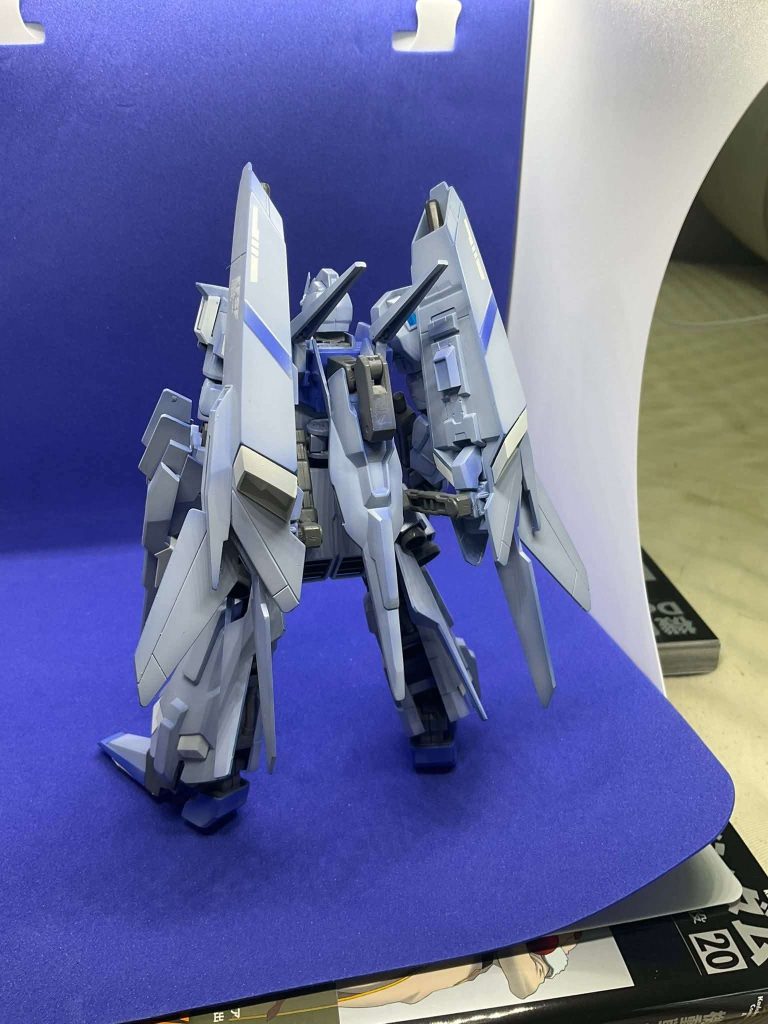 背面。細身のボディにアンバランスなゴツいバックパックです。