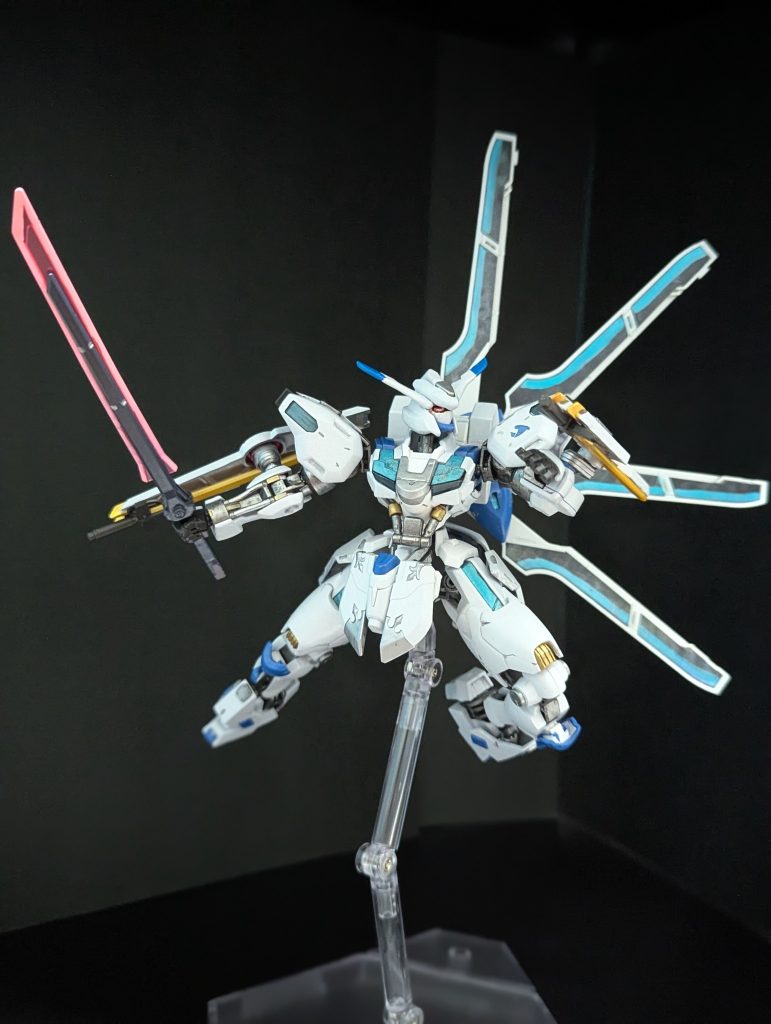 中身のピンクのビーム部分はガンダムマーカー蛍光ピンク（ちなみに今回グレーに塗った剣本体は、塗らないほうがおすすめです。厚塗りしてしまいビームが根本まではまらなくなったので、高出力びーむがでていて長さアップしたという妄想で納得、、、）