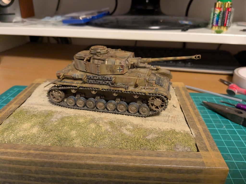 こんな感じに塗装しますよ。これの前に作ってた1/48　ドイツ４号戦車。